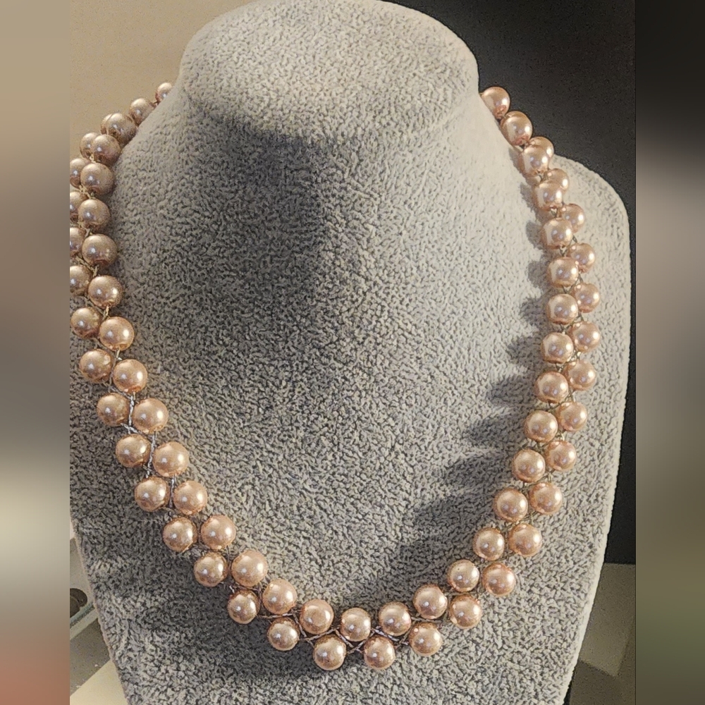 Elegant Pearl Necklace, Light Pink.‎